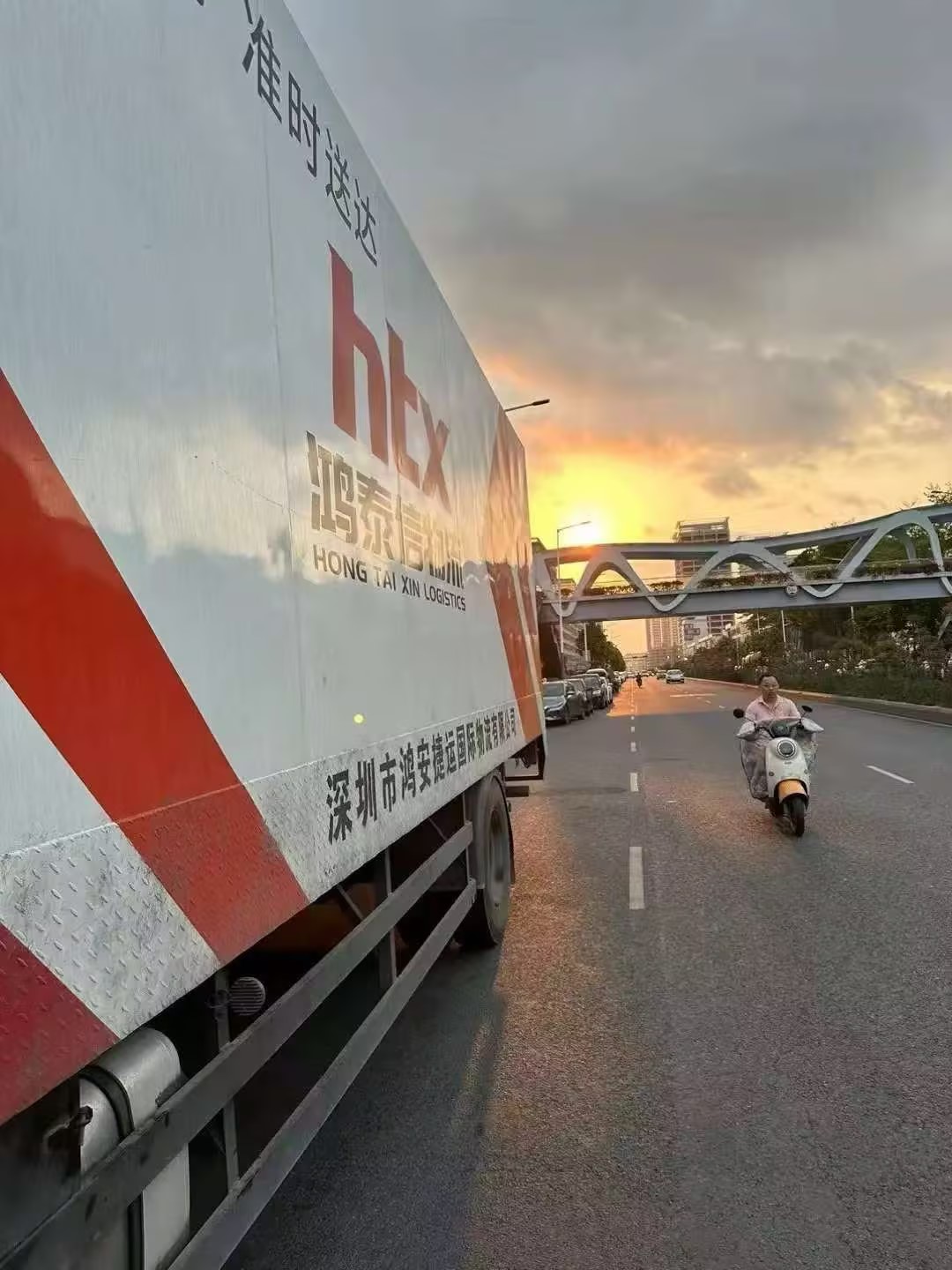 鴻泰信中港物流車